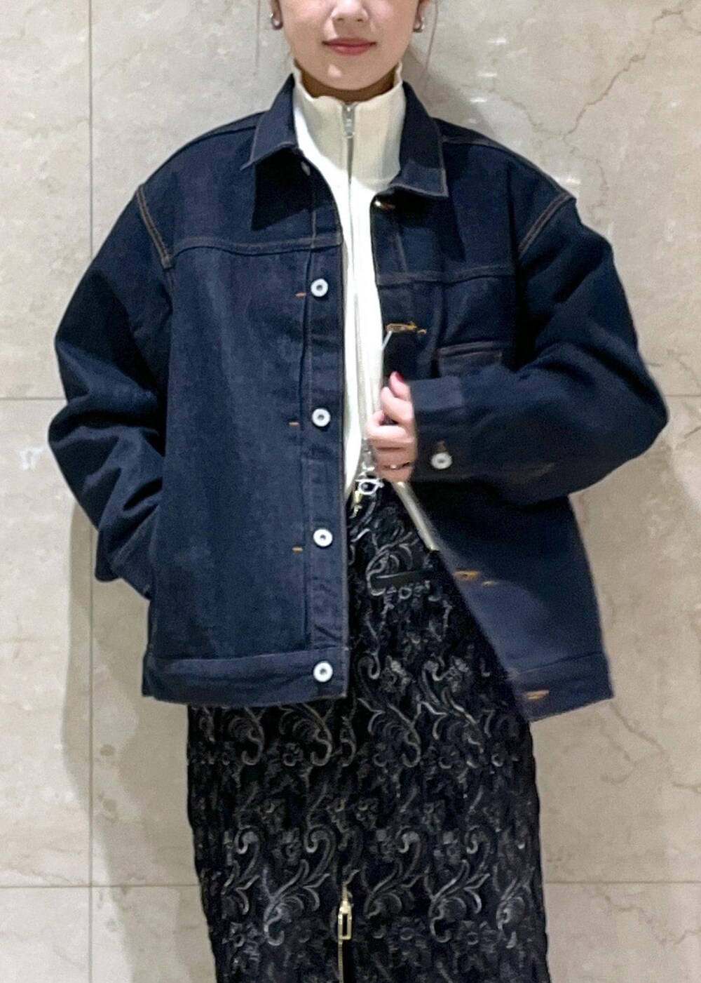 「デニムジャケット、ZIPカーディガン、ホワイト、キナリ、キナリカラー、チェーン、チェーンバッグ、ゴールド、ミューラル、MURRAL、ベロア、ベロア素材、ロングブーツ、スクエアトゥ、ブラック」｜「ADAM ET ROPE'のナロースクエアフラットロングブーツ（ブーツ、ブラック系）」を使った、muta0629さん（レディース・163cm）の秋コーディネートの3枚目の写真