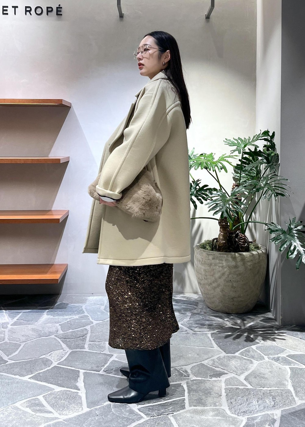 「冬コーデ、ADAM ET ROPÉ、ストレート、ブルべ夏、トップス、シャツ/ブラウス、スウェット、ジャケット/アウター、ピーコート、スカート、シューズ、ブーツ、GAA24060、GAC24140、GAH24090」|「ADAM ET ROPE'のレイヤードカバーロングブーツ(ブーツ、ブラック系)」を使った、muta0629さん(レディース・163cm)の秋コーディネートの2枚目の写真