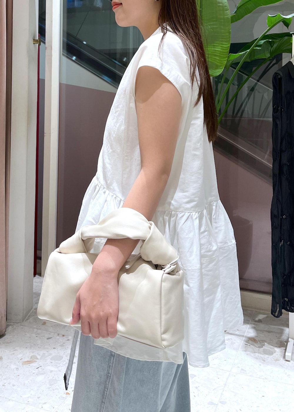 ベージュ系のサンダル、ホワイト系のシャツ/ブラウス、ブルー系のデニムパンツを着用したレディースの夏コーディネートの6枚目の写真