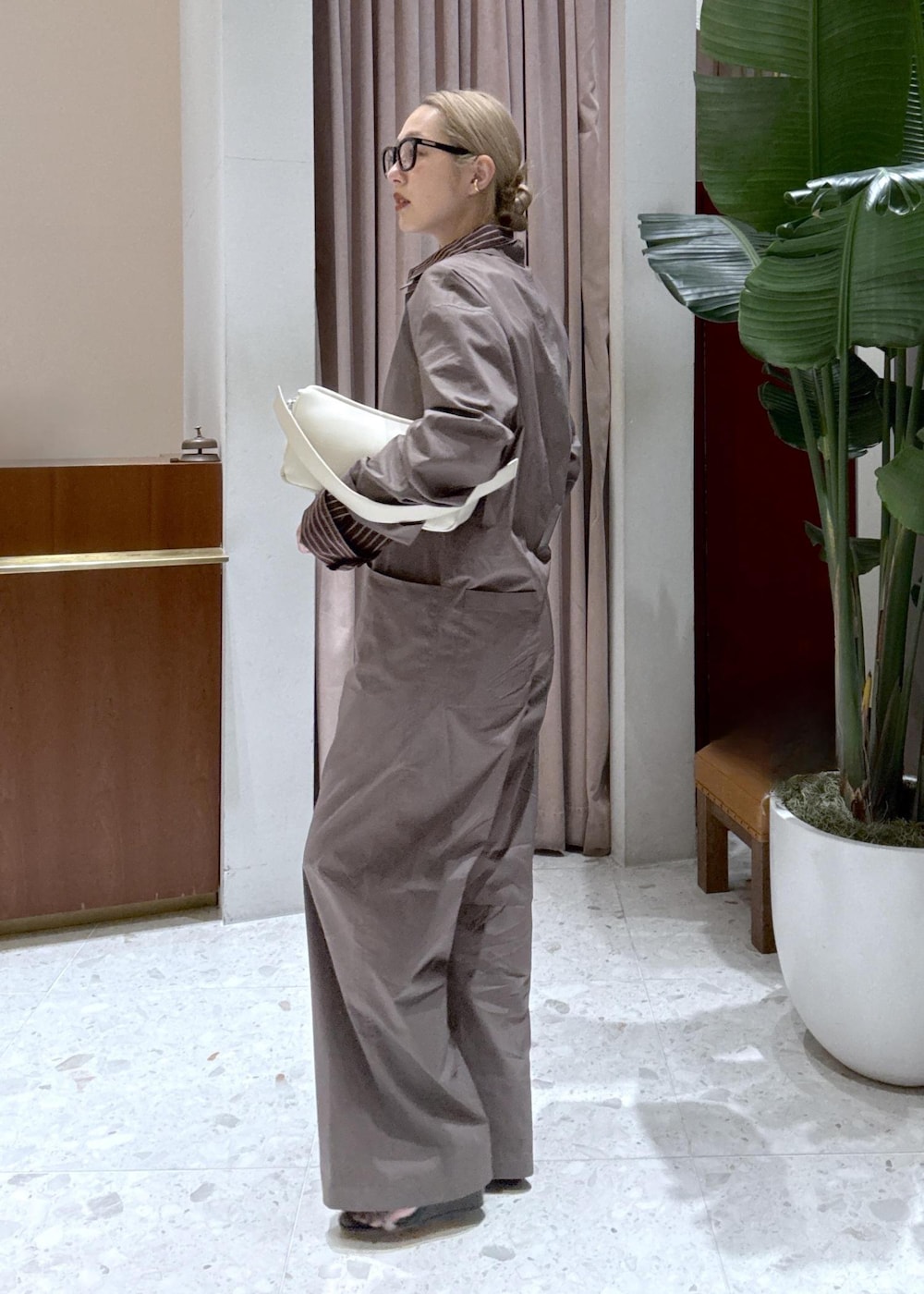 ホワイト系のハンドバッグ、ブラウン系のシャツ/ブラウスを着用したレディースの冬コーディネートの2枚目の写真