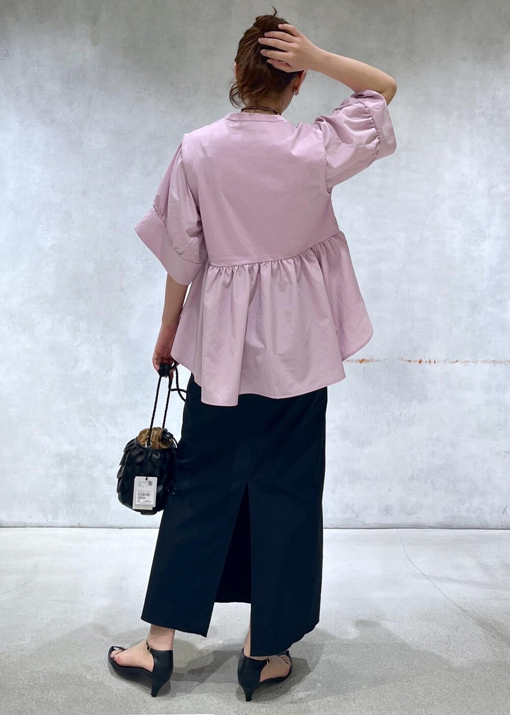 ブラック系のサンダル、ブラック系のスカート、ピンク系のTシャツ/カットソーを着用したレディースの春コーディネートの3枚目の写真