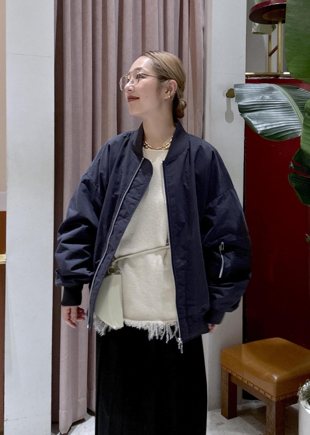 ブラック系のスカート、ベージュ系のスニーカー、ブルー系のMA-1を着用したレディースの冬コーディネートの6枚目の写真