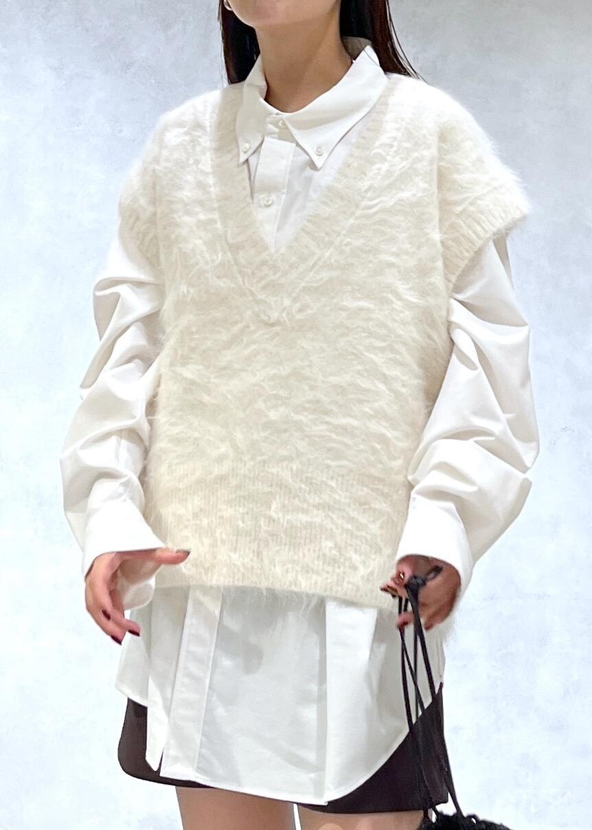 ブラック系のブーツ、ホワイト系のニット/セーター、ブラウン系のその他パンツを着用したレディースの秋コーディネートの4枚目の写真