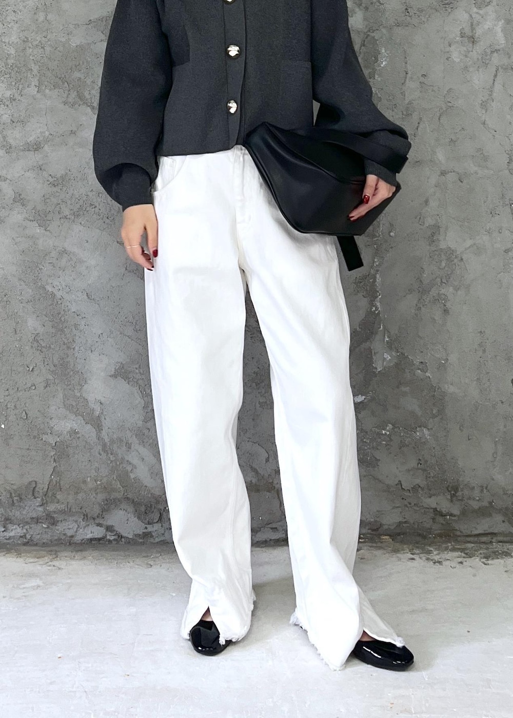 ブラック系のパンプス、ホワイト系のデニムパンツ、グレー系のカーディガン/ボレロを着用したレディースの冬コーディネートの5枚目の写真