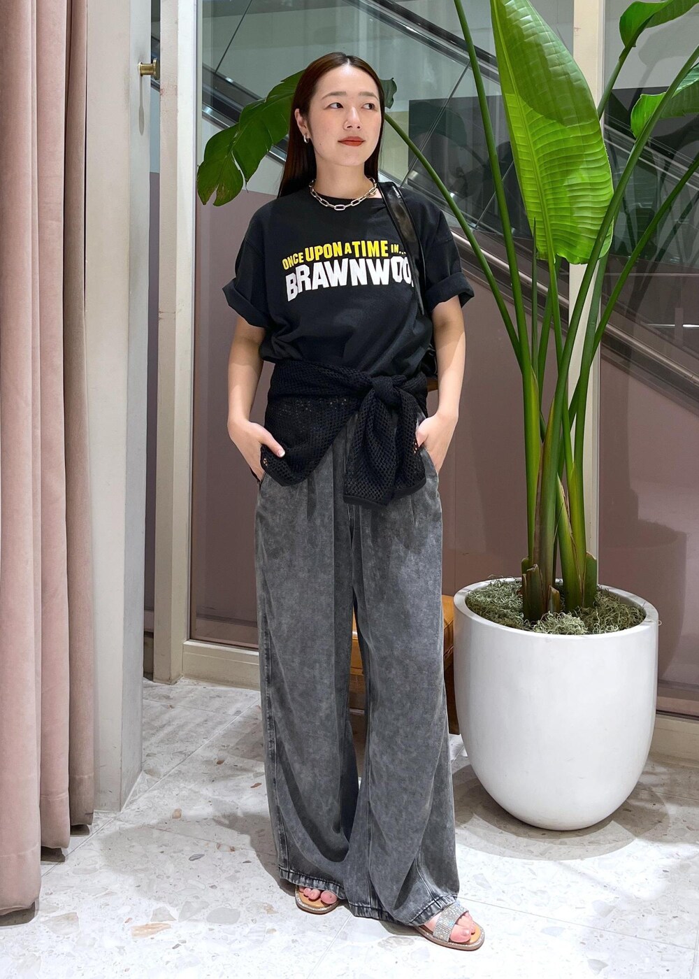 ブラック系のTシャツ/カットソー、シルバー系のサンダル、ブラック系のTシャツ/カットソーを着用したレディースの夏コーディネートの2枚目の写真