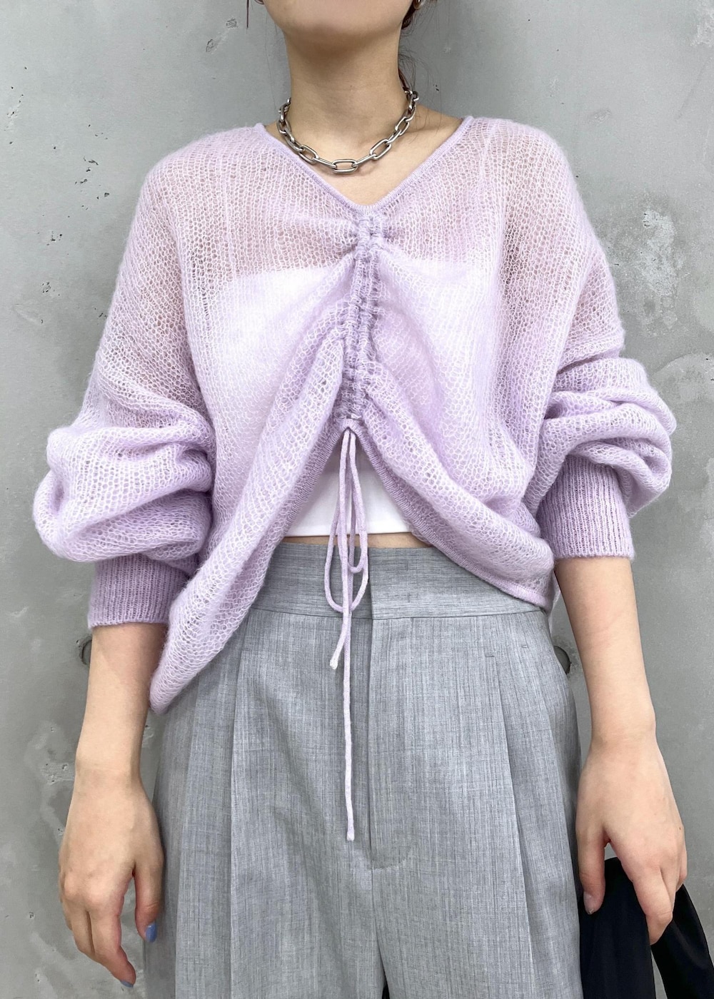 ベージュ系のサンダル、パープル系のニット/セーター、グレー系のスラックスを着用したレディースの夏コーディネートの4枚目の写真