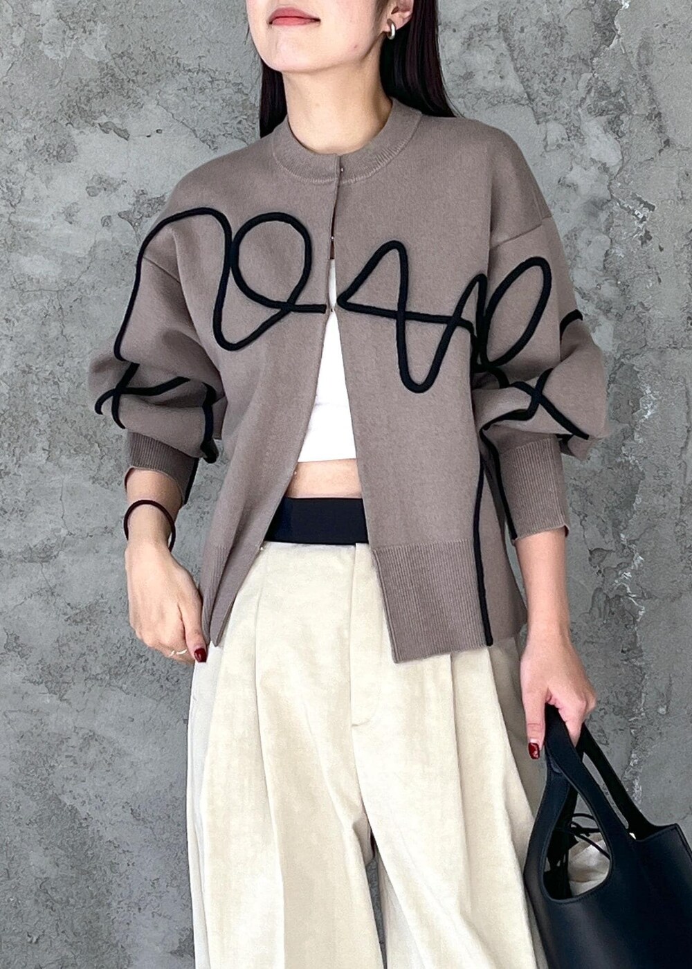「初春コーデ、春コーデ、ADAM ET ROPÉ、ストレート、ブルべ夏、トップス、カーディガン、GAK05020、Wcardigan_pickup、おすすめカーディガン、ライントップス」｜「ADAM ET ROPE'の【サステナブル】ラインアートカーディガン（カーディガン/ボレロ、ベージュ系）」を使った、muta0629さん（レディース・163cm）の冬コーディネートの5枚目の写真