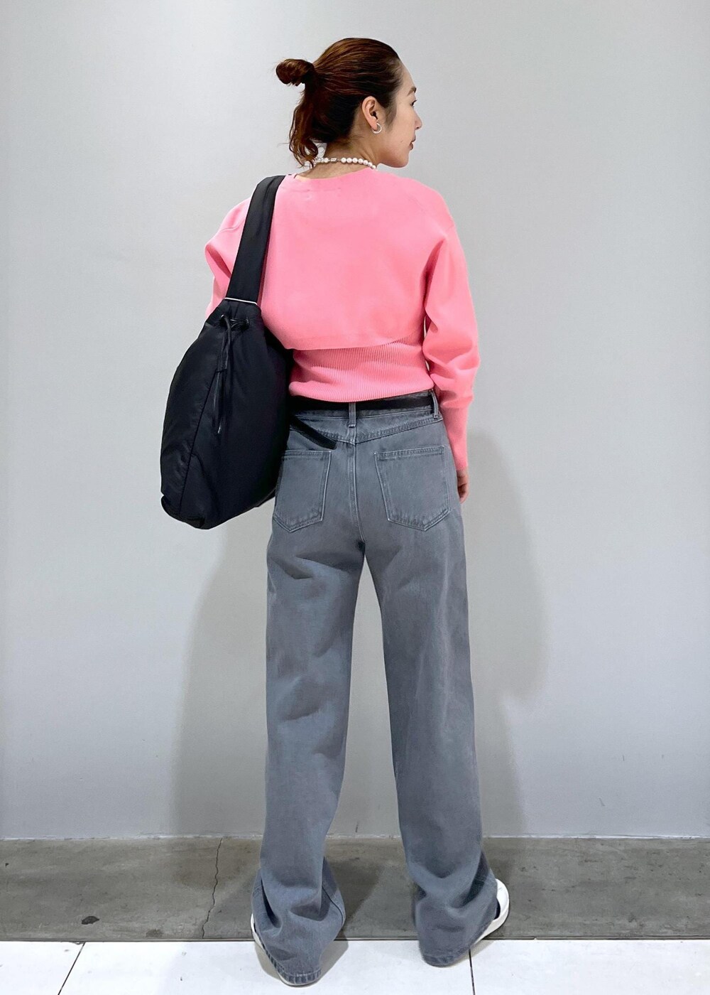 「アダムエロペ、アダムエロペ24SS、アダムエロペ春の新作、新作アイテム、春の新作、24SS、ピンク、セットアイテム、タンクトップ、短丈トップス、レイヤードスタイル、デニム、アモーメント、AMOMENTO、グレー」｜「ADAM ET ROPE'のドロスト軽量マルチトート(撥水)（トートバッグ、ブラック系）」を使った、muta0629さん（レディース・163cm）の冬コーディネートの3枚目の写真