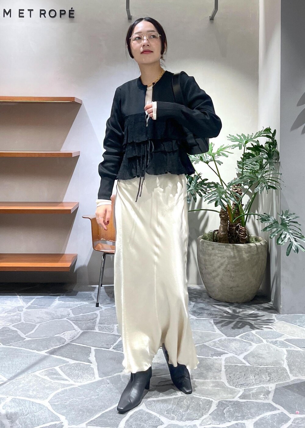 「24aw、24aw冬の新作、24aw新作アイテム、おすすめトップス、冬コーデ、ADAM ET ROPÉ、ストレート、ブルべ夏、トップス、カーディガン、スカート、バッグ、ハンドバッグ、シューズ、ブーツ」|「ADAM ET ROPE'のMOL レザーワイドシャフトブーツ(ブーツ、ブラック系)」を使った、muta0629さん(レディース・163cm)の冬コーディネートの2枚目の写真