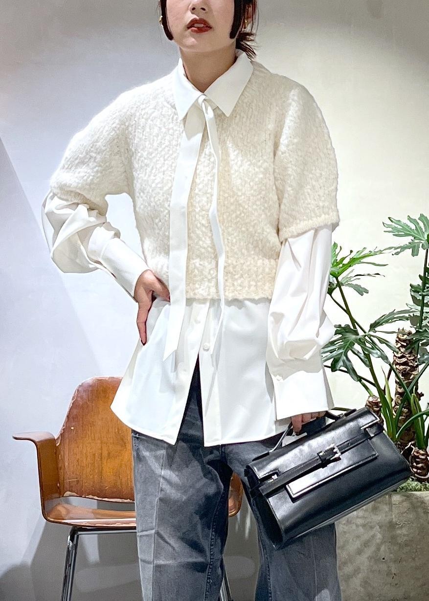 ホワイト系のシャツ/ブラウス、ホワイト系のニット/セーター、ブラック系のデニムパンツを着用したレディースの冬コーディネートの4枚目の写真