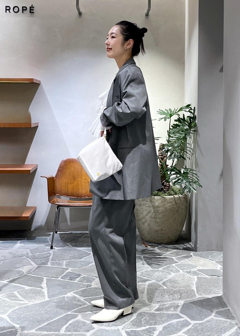 「初春コーデ、春コーデ、ADAM ET ROPÉ、ストレート、ブルべ夏、トップス、ベスト、ジャケット/アウター、テーラードジャケット、パンツ、スラックス、シューズ、パンプス、財布/小物、ポーチ」|「ADAM ET ROPE'の【サステナブル】ロゴモチーフミニポーチ(ポーチ、ベージュ系)」を使った、muta0629さん(レディース・163cm)の冬コーディネートの3枚目の写真