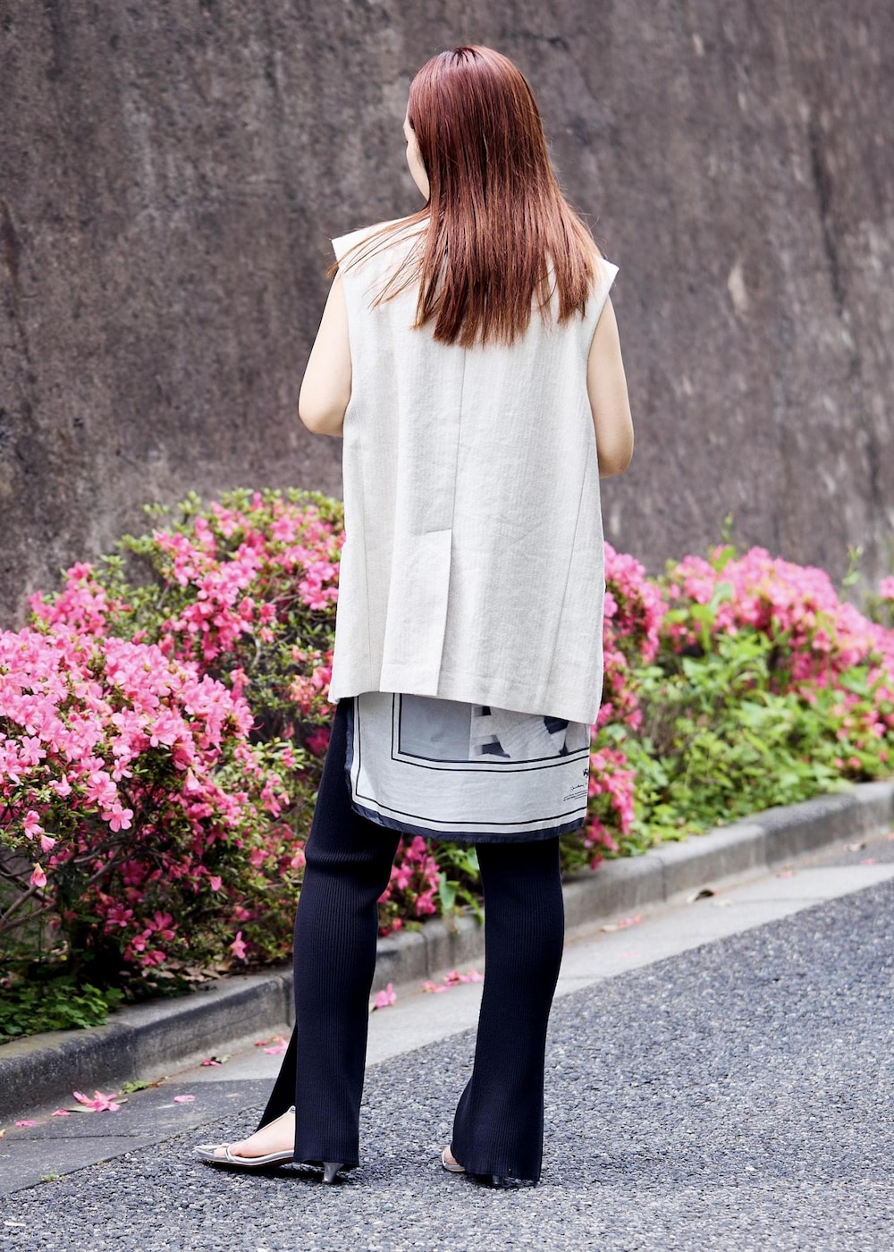 シルバー系のサンダル、ブラック系のその他パンツ、ベージュ系のベストを着用したレディースの夏コーディネートの3枚目の写真