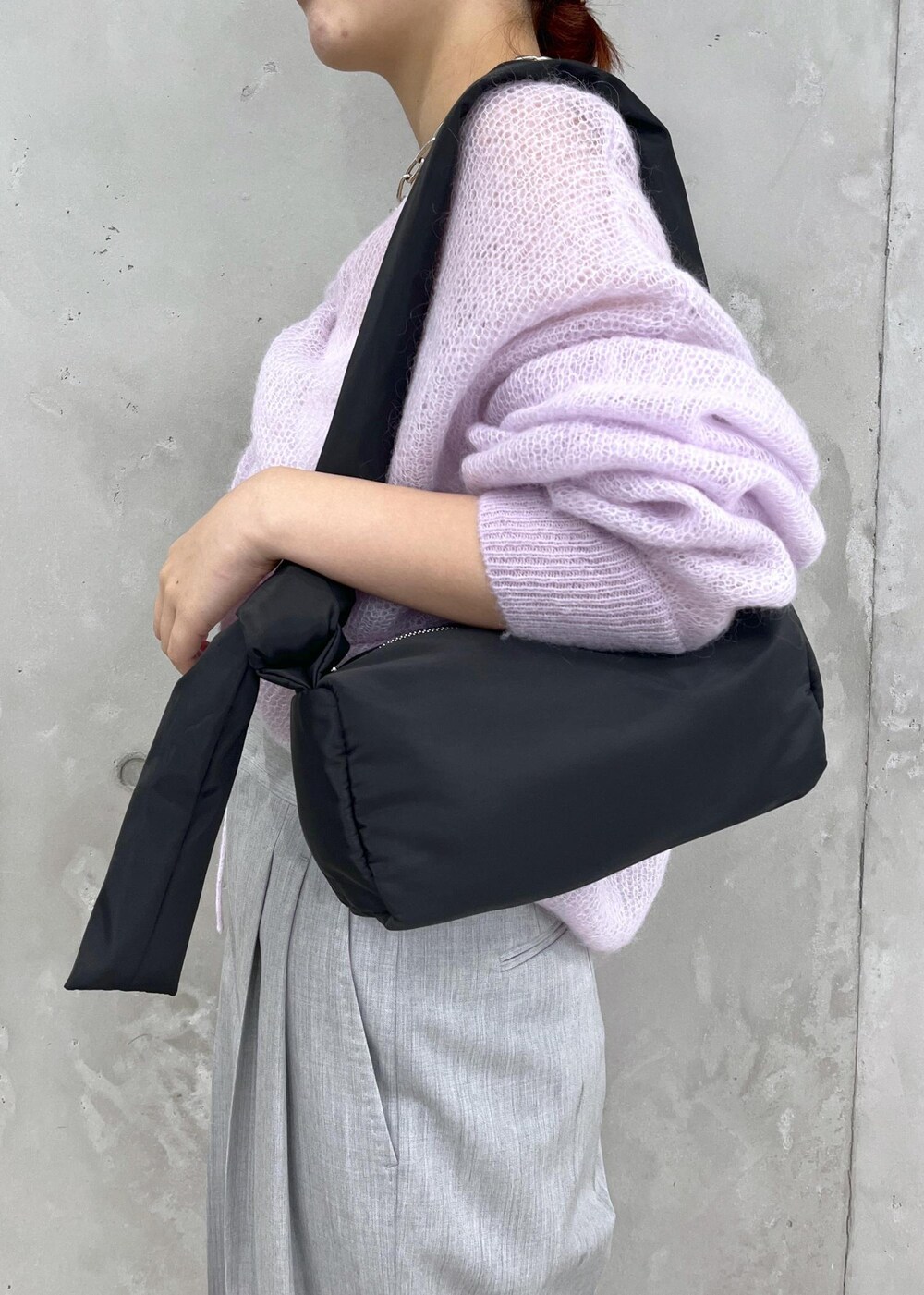 ベージュ系のサンダル、パープル系のニット/セーター、グレー系のスラックスを着用したレディースの夏コーディネートの6枚目の写真