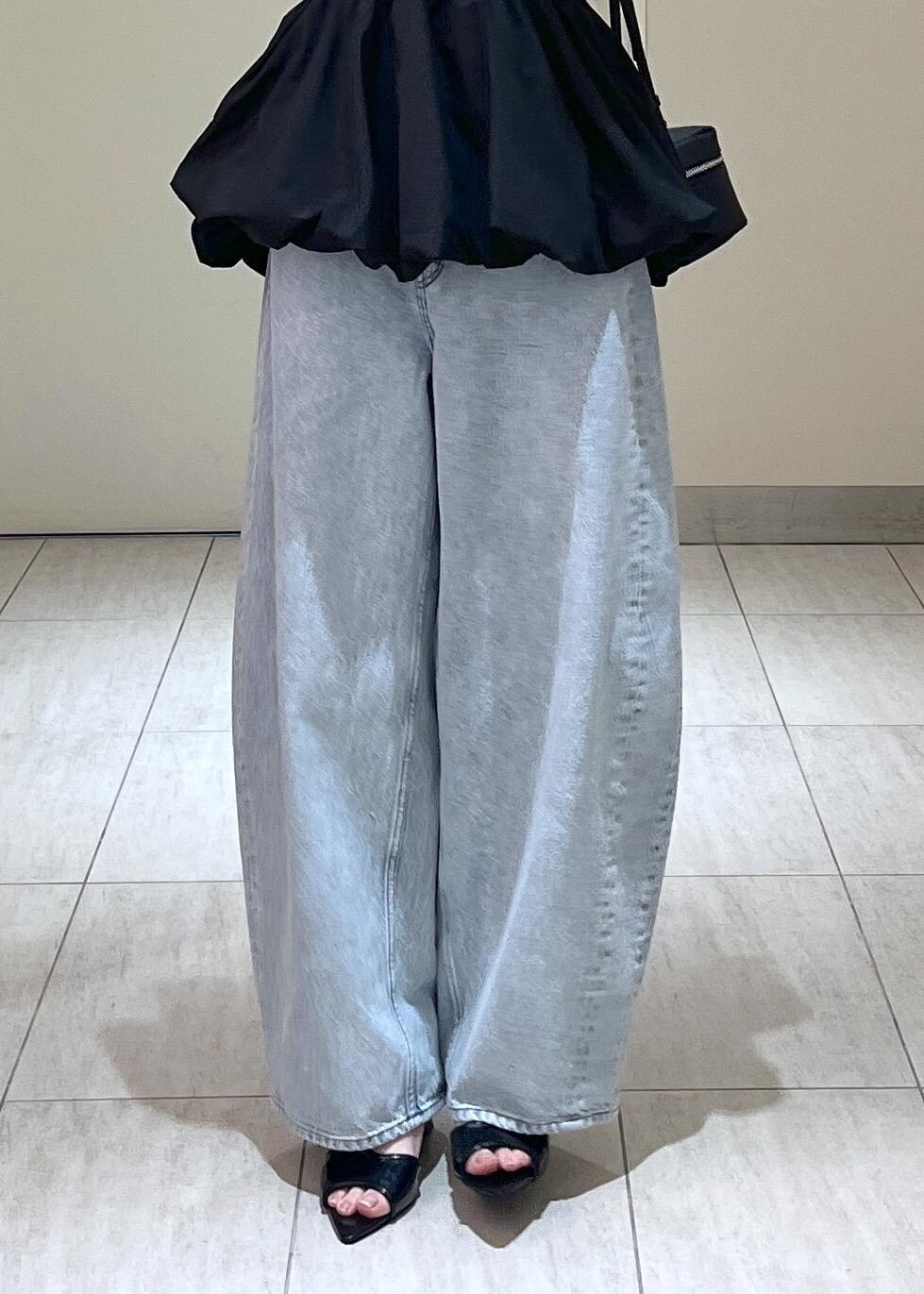 ブラック系のサンダル、ブルー系のデニムパンツ、ブラック系のTシャツ/カットソーを着用したレディースの春コーディネートの5枚目の写真