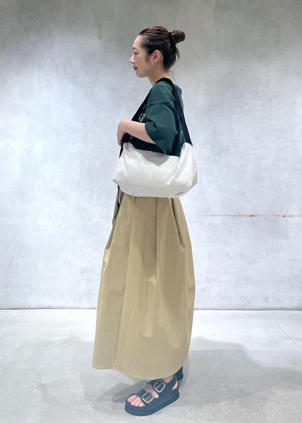 「アダムエロペ、24SS、24SS夏の新作、アダムエロペ24SS、アダムエロペ夏の新作、夏の新作、ブラウン、Tシャツ、グリーン、ダークグリーン、プリントTシャツ、プリントTEE、プリント、BRAWN、バックプリント」|「ADAM ET ROPE'のダブルバックルプラットフォームサンダル(サンダル、ブラック系)」を使った、muta0629さん(レディース・163cm)の春コーディネートの2枚目の写真
