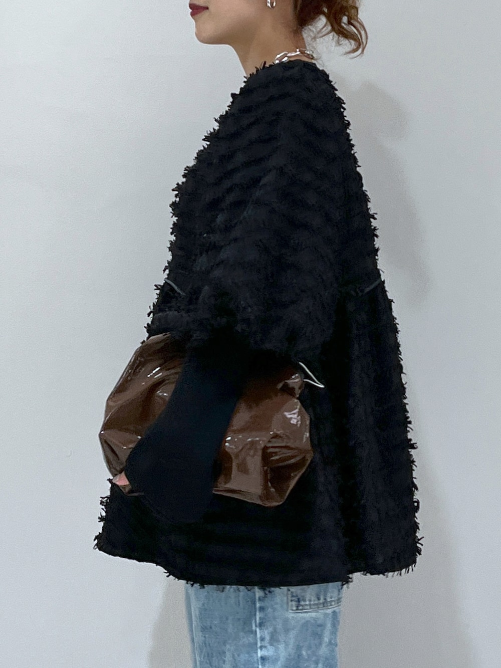 ブラック系のシャツ/ブラウス、ブルー系のデニムパンツ、ベージュ系のパンプスを着用したレディースの冬コーディネートの5枚目の写真