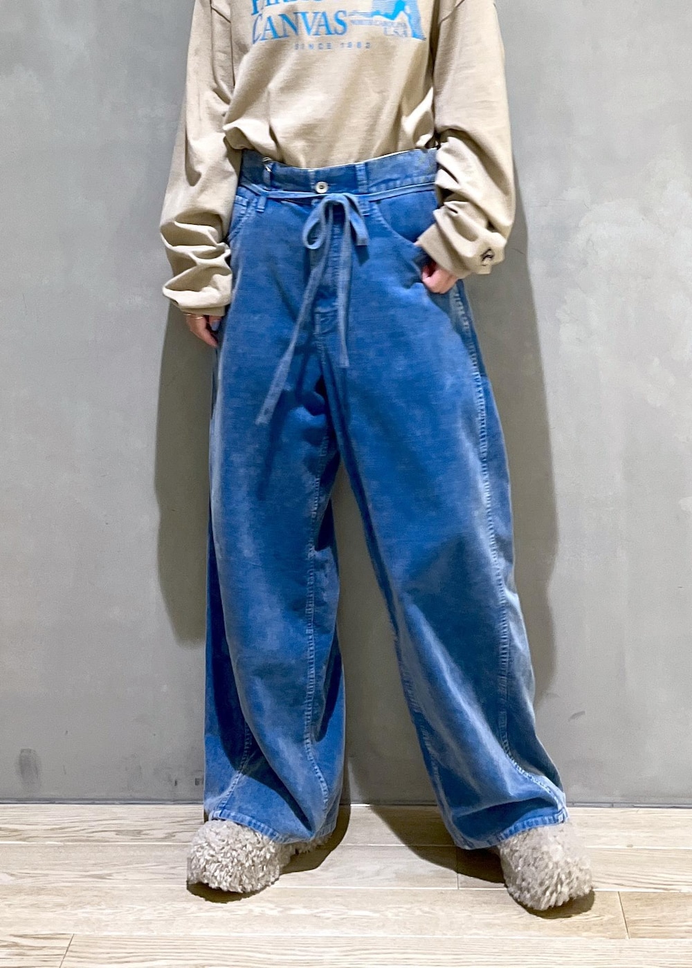 ベージュ系のサンダル、ブルー系のその他パンツ、ベージュ系のTシャツ/カットソーを着用したレディースの秋コーディネートの6枚目の写真