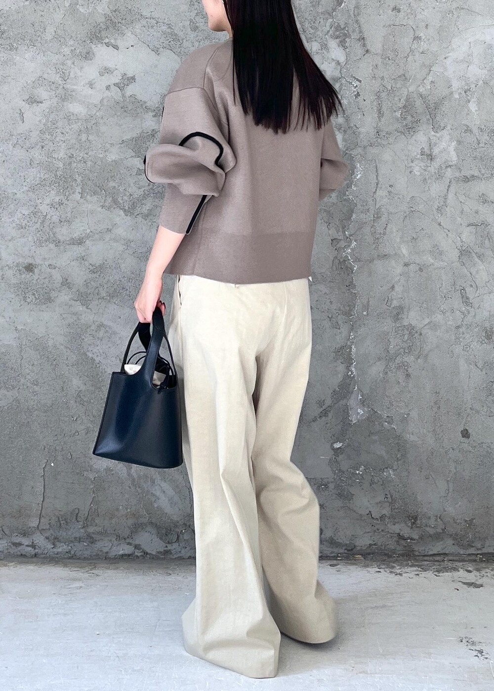 「初春コーデ、春コーデ、ADAM ET ROPÉ、ストレート、ブルべ夏、トップス、カーディガン、GAK05020、Wcardigan_pickup、おすすめカーディガン、ライントップス」｜「ADAM ET ROPE'の【サステナブル】ラインアートカーディガン（カーディガン/ボレロ、ベージュ系）」を使った、muta0629さん（レディース・163cm）の冬コーディネートの3枚目の写真
