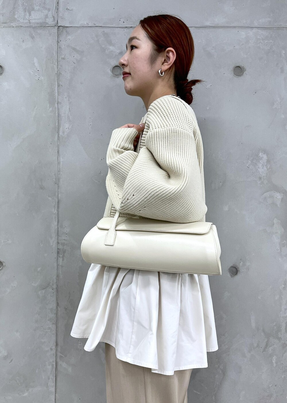「羽織、ペプラムデザイン、2way仕様、ウール、ウール素材、WEB限定アイテム、WEB限定品、ホワイト、長袖、ブラウス、ボタン、ベージュ、ワイド、十分丈、タック」|「ADAM ET ROPE'の【サステナブル・WEB限定】ペプラムコンビニットカーディガン(カーディガン/ボレロ、ホワイト系)」を使った、muta0629さん(レディース・163cm)の秋コーディネートの5枚目の写真