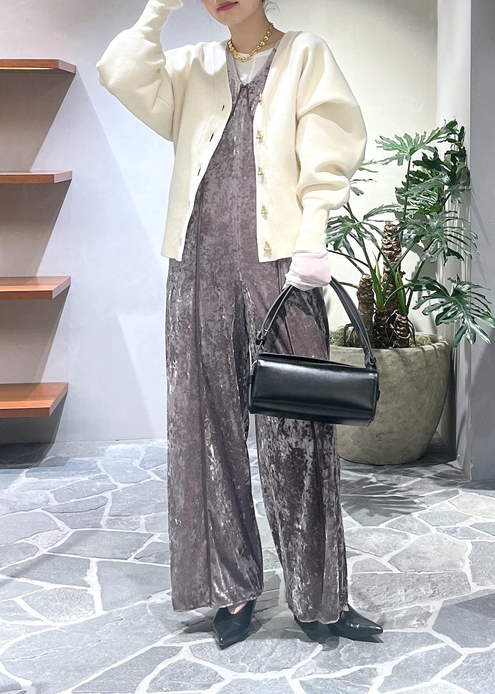 「初春コーデ、お仕事コーデ、セレモニーコーデ、授業参観日コーデ、ADAM ET ROPÉ、ストレート、ブルべ夏、トップス、カーディガン、オールインワン/サロペット、つなぎ/オールインワン、バッグ、ハンドバッグ、GAK24260、GAX24390」｜「ADAM ET ROPE'のベロアロンパース（つなぎ/オールインワン、グリーン系）」を使った、muta0629さん（レディース・163cm）の冬コーディネートの5枚目の写真