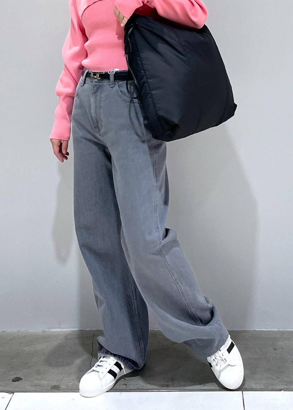 「アダムエロペ、アダムエロペ24SS、アダムエロペ春の新作、新作アイテム、春の新作、24SS、ピンク、セットアイテム、タンクトップ、短丈トップス、レイヤードスタイル、デニム、アモーメント、AMOMENTO、グレー」｜「ADAM ET ROPE'のドロスト軽量マルチトート(撥水)（トートバッグ、ブラック系）」を使った、muta0629さん（レディース・163cm）の冬コーディネートの6枚目の写真