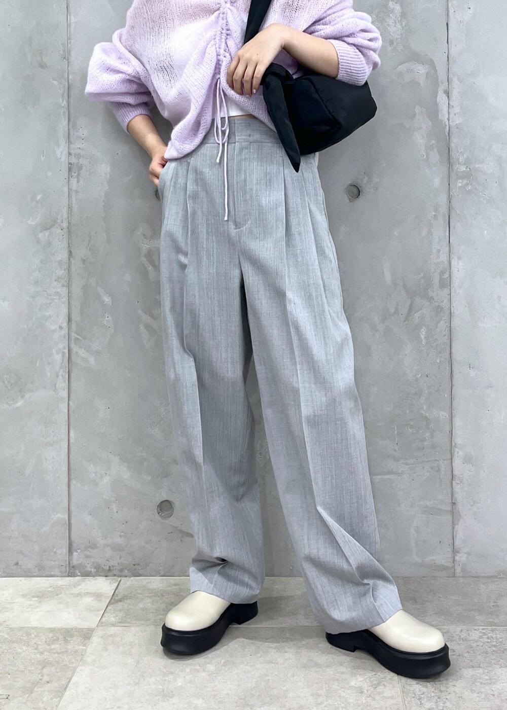 ベージュ系のサンダル、パープル系のニット/セーター、グレー系のスラックスを着用したレディースの夏コーディネートの5枚目の写真