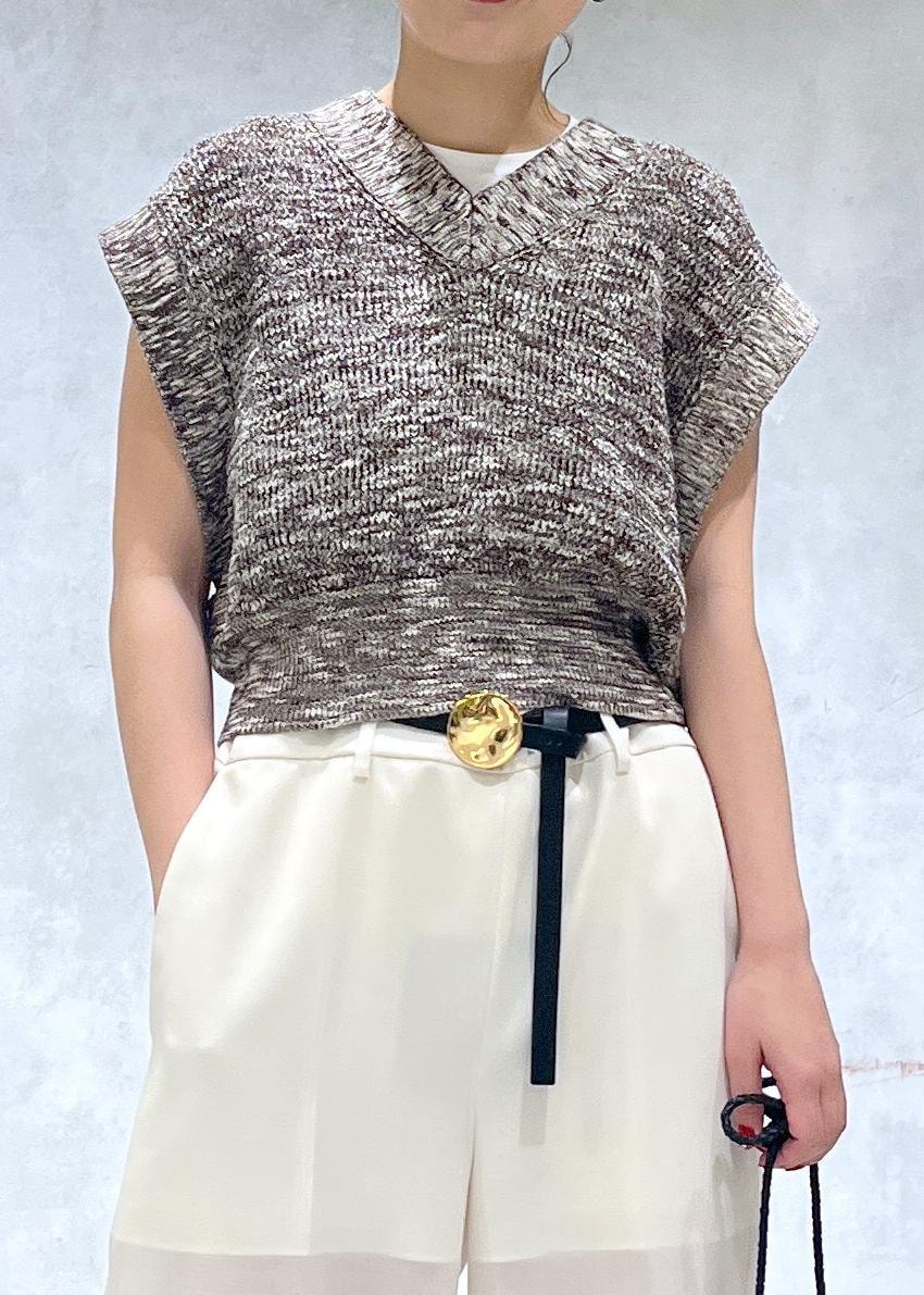 「シアー素材、アダムエロペ、アダムエロペ24SS、アダムエロペ夏の新作、24SS、24SS夏の新作、夏の新作、ローヒール、シルバー、ストラップサンダル、ストラップ、キャミ、ベルト、バックル、ゴールド」|「ADAM ET ROPE'のミックスヤーンニットベスト(ベスト、ブラウン系)」を使った、muta0629さん(レディース・163cm)の春コーディネートの3枚目の写真