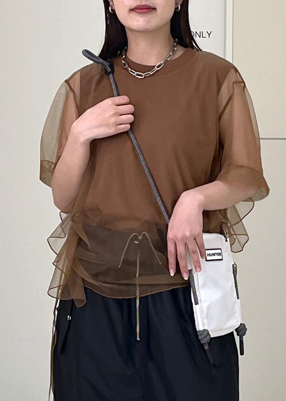 「初夏コーデ、夏コーデ、ADAM ET ROPÉ、ストレート、ブルべ夏、トップス、Tシャツ/カットソー、オールインワン/サロペット、つなぎ/オールインワン、バッグ、ショルダーバッグ、EUX35230、GAM05360、GAY04051、2色展開」｜「ADAM ET ROPE'の【定番人気】シャイニータフタ撥水ロンパース（つなぎ/オールインワン、ブラック系）」を使った、muta0629さん（レディース・163cm）の春コーディネートの5枚目の写真