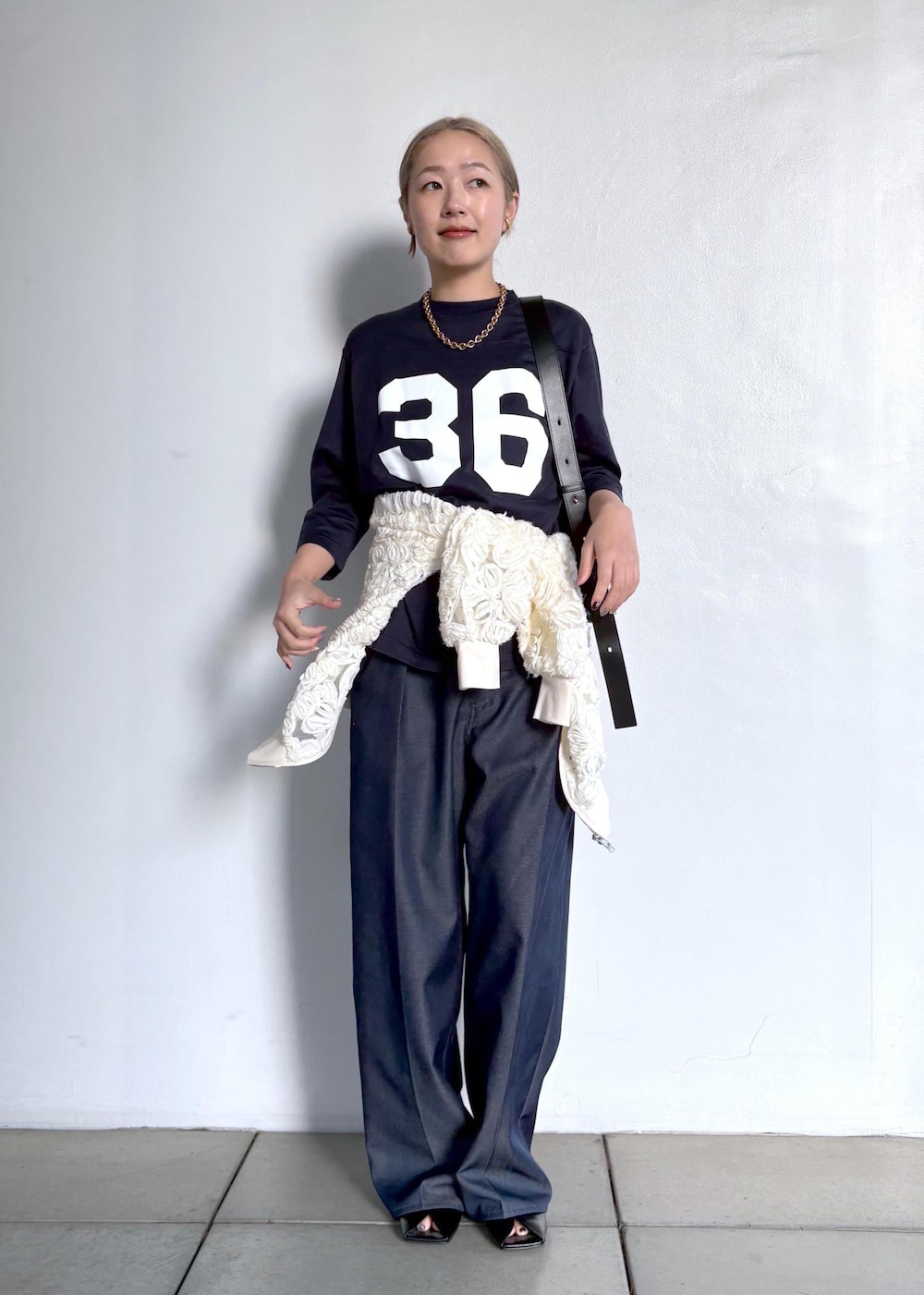 ブルー系のデニムパンツを着用したレディースの冬コーディネートの2枚目の写真