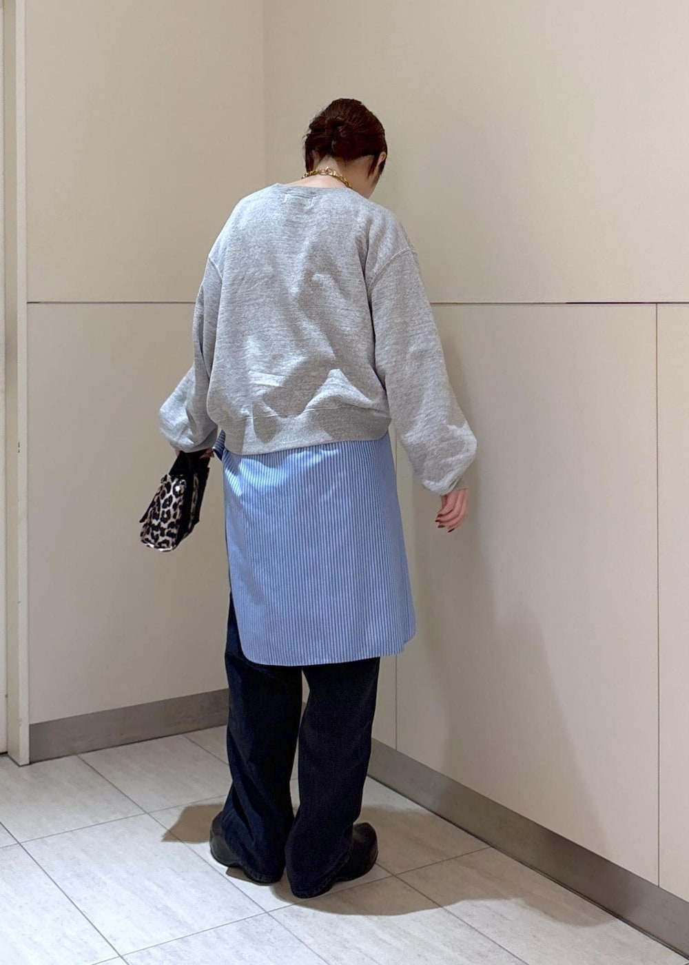 ブラック系のサンダル、ベージュ系のショルダーバッグ、ブルー系のシャツ/ブラウスを着用したレディースの秋コーディネートの3枚目の写真