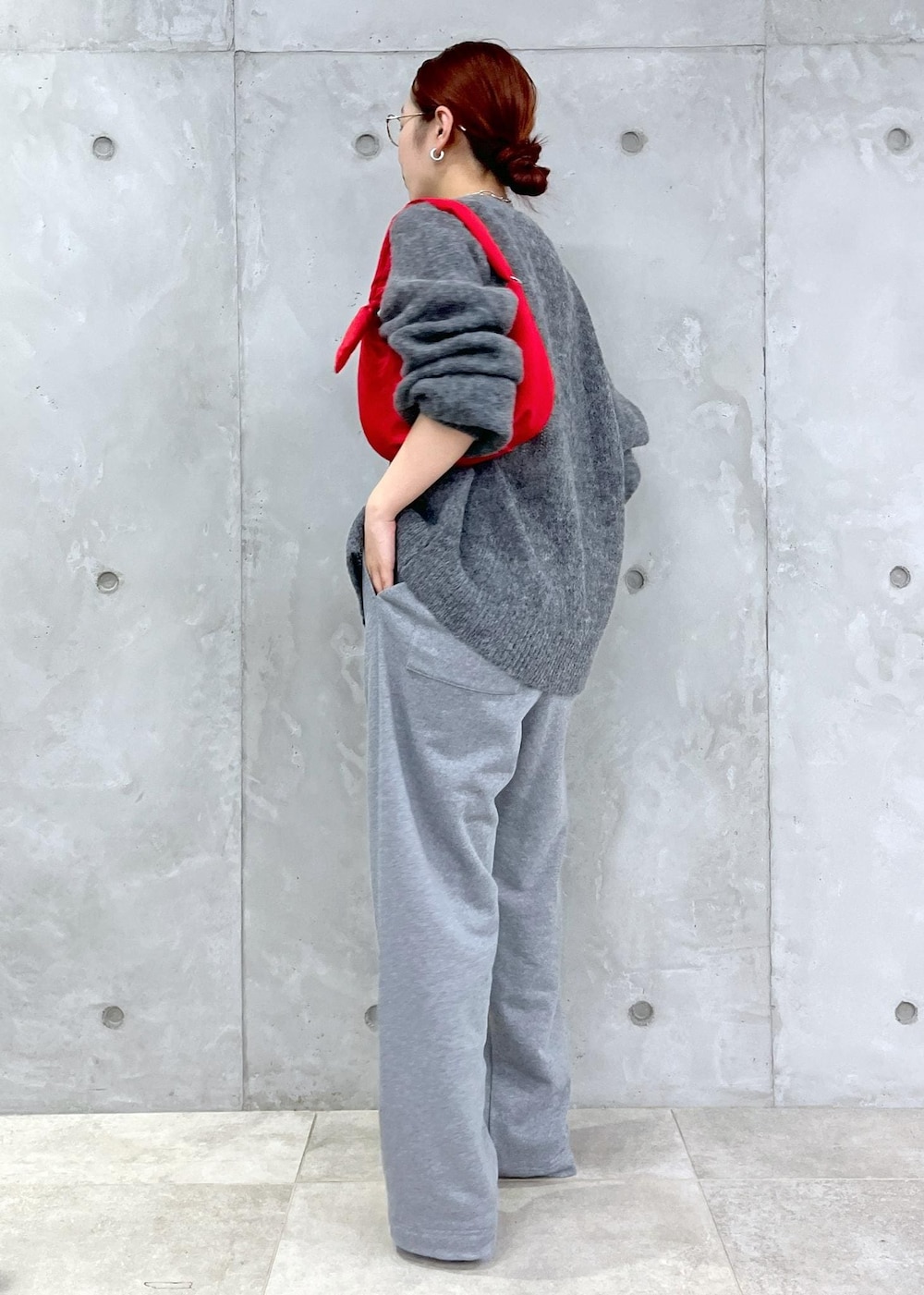 「アダムエロペ、adametrope、24aw、24aw秋の新作、秋の新作、スウェットパンツ、スウェット、レッド、赤色、ミニバッグ、WEB限定、WEB限定アイテム、ブラック、グレー、ニット」｜「ADAM ET ROPE'の【サステナブル・WEB限定】ワンハンドル結びミニバッグ（ハンドバッグ、レッド系）」を使った、muta0629さん（レディース・163cm）の秋コーディネートの2枚目の写真