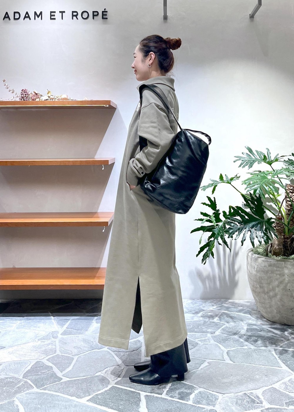 グリーン系のワンピースを着用したレディースの秋コーディネートの2枚目の写真