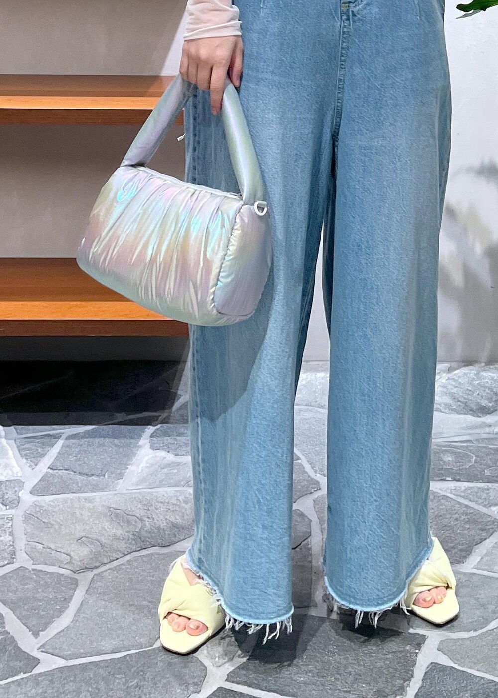 イエロー系のサンダル、ホワイト系のTシャツ/カットソー、ブルー系のシャツ/ブラウスを着用したレディースの春コーディネートの5枚目の写真