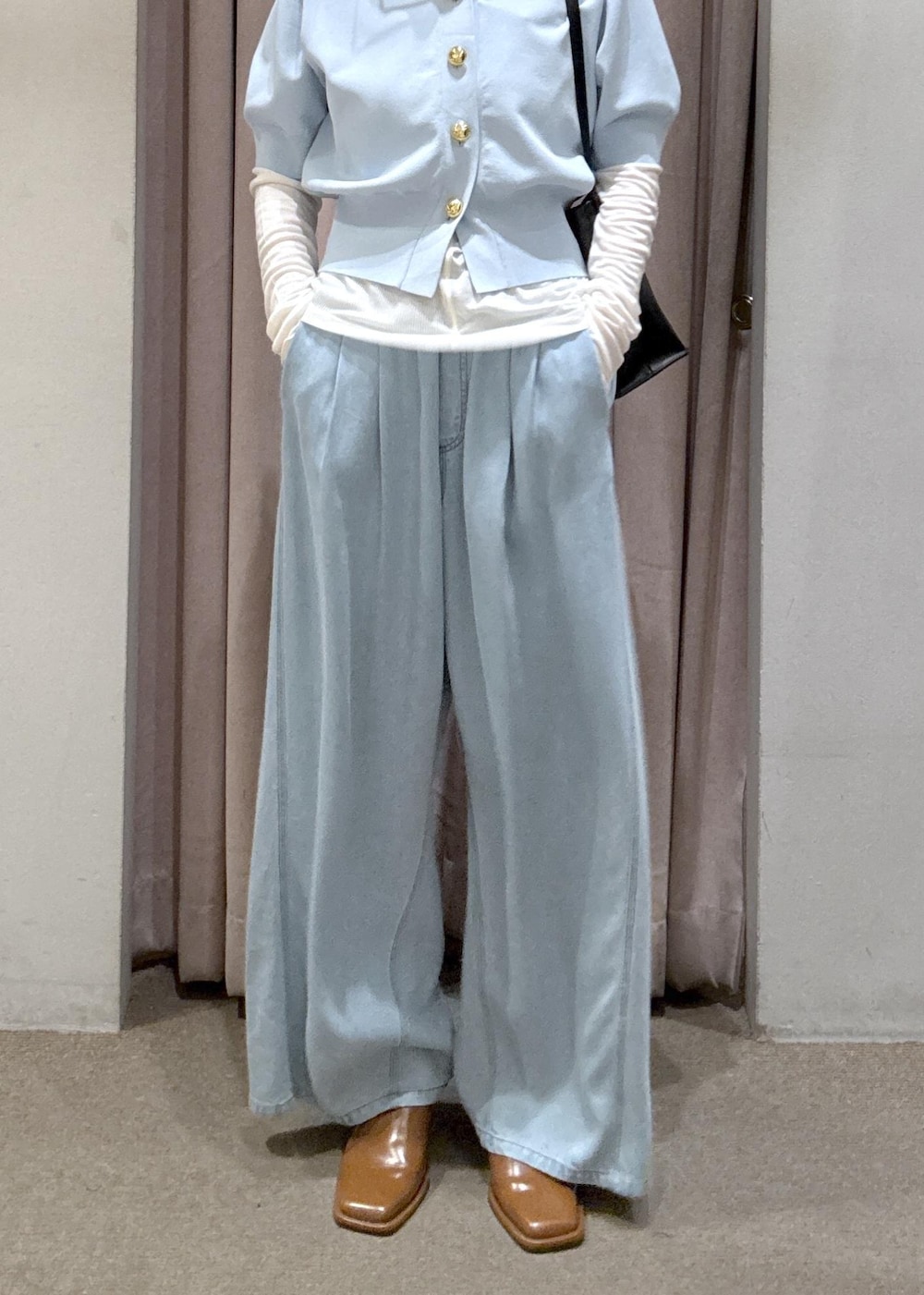 ブラウン系のサンダル、ブルー系のデニムパンツ、ブルー系のカーディガン/ボレロを着用したレディースの春コーディネートの5枚目の写真