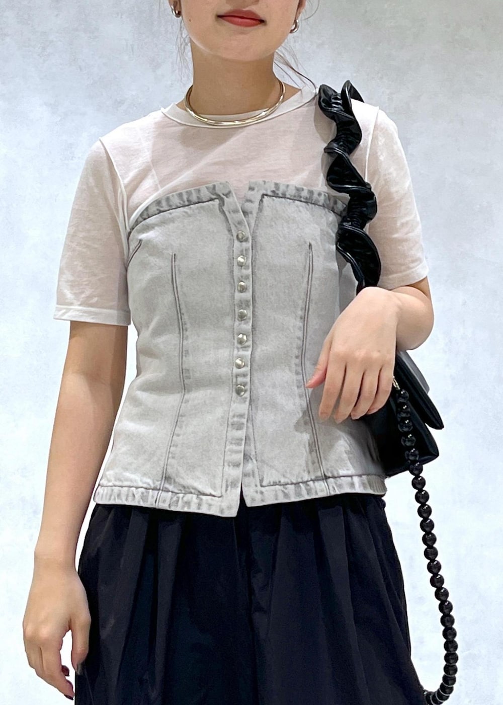 「アダムエロペ、アダムエロペ24ss、アダムエロペ夏の新作、24ss、24ss夏の新作、夏の新作、シアートップス、シアー、半袖、ホワイト、白、ベアロンパース、ベアトップ、ブラック、黒色」|「ADAM ET ROPE'の【サステナブル】ナロークロスストラップサンダル(サンダル、シルバー系)」を使った、muta0629さん(レディース・163cm)の夏コーディネートの4枚目の写真