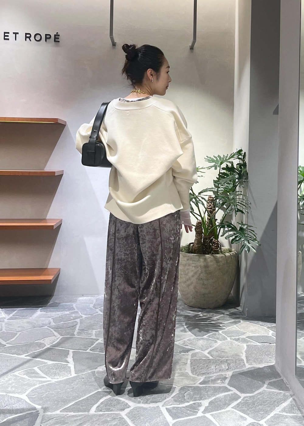 「初春コーデ、お仕事コーデ、セレモニーコーデ、授業参観日コーデ、ADAM ET ROPÉ、ストレート、ブルべ夏、トップス、カーディガン、オールインワン/サロペット、つなぎ/オールインワン、バッグ、ハンドバッグ、GAK24260、GAX24390」｜「ADAM ET ROPE'のベロアロンパース（つなぎ/オールインワン、グリーン系）」を使った、muta0629さん（レディース・163cm）の冬コーディネートの4枚目の写真
