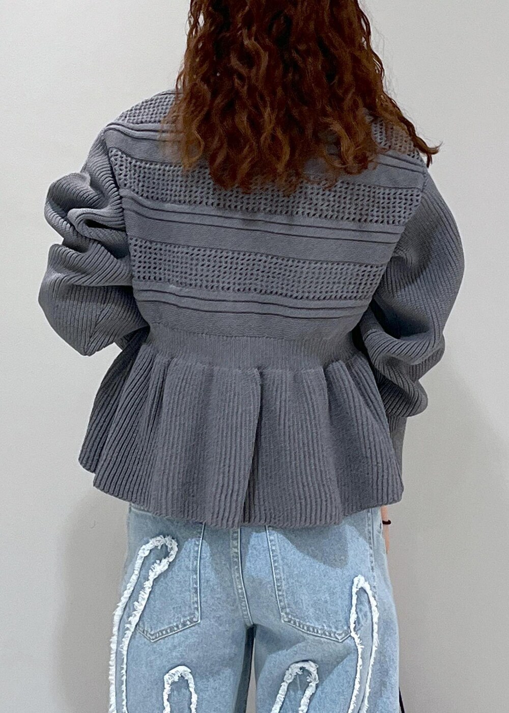 ブラック系のサンダル、グレー系のカーディガン/ボレロ、ブラック系のショルダーバッグを着用したレディースの冬コーディネートの5枚目の写真