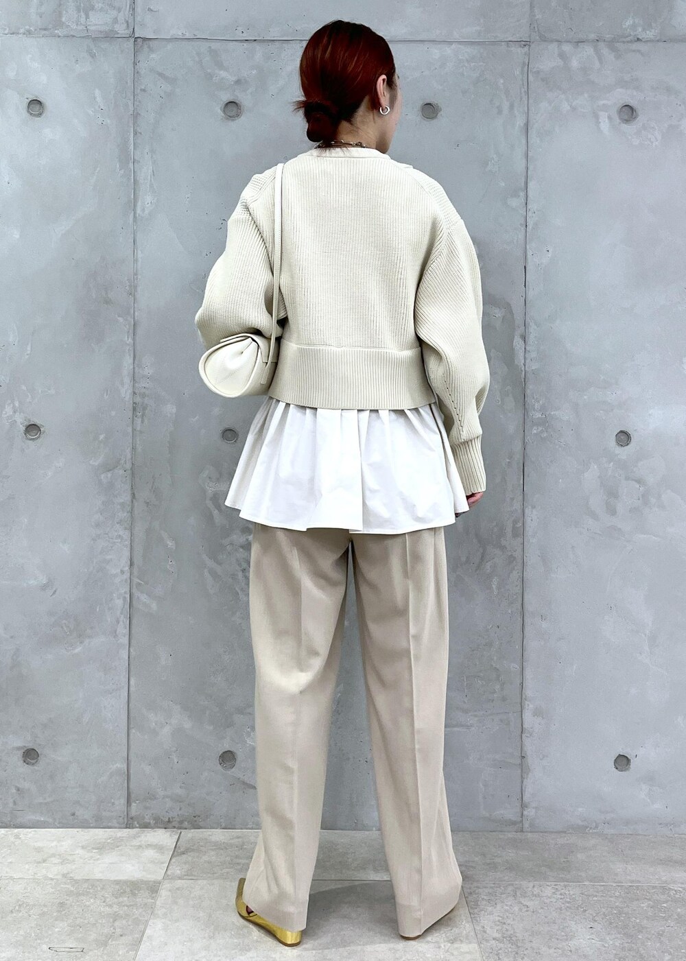 「羽織、ペプラムデザイン、2way仕様、ウール、ウール素材、WEB限定アイテム、WEB限定品、ホワイト、長袖、ブラウス、ボタン、ベージュ、ワイド、十分丈、タック」|「ADAM ET ROPE'の【サステナブル・WEB限定】ペプラムコンビニットカーディガン(カーディガン/ボレロ、ホワイト系)」を使った、muta0629さん(レディース・163cm)の秋コーディネートの3枚目の写真
