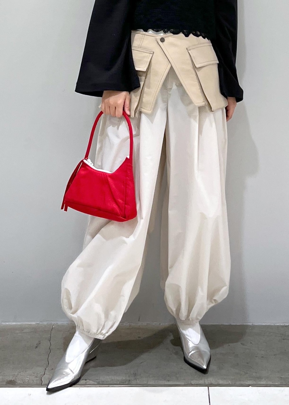 ブラック系のTシャツ/カットソー、ブラック系のベスト、ホワイト系のその他パンツを着用したレディースの冬コーディネートの6枚目の写真