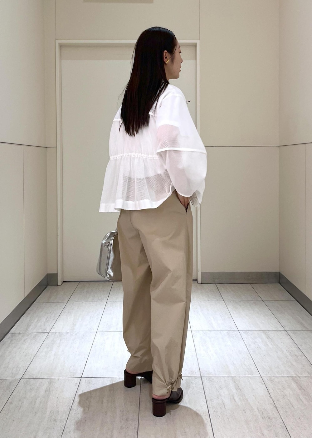 ホワイト系のTシャツ/カットソー、ブラウン系のサンダル、ホワイト系のカーディガン/ボレロを着用したレディースの春コーディネートの3枚目の写真