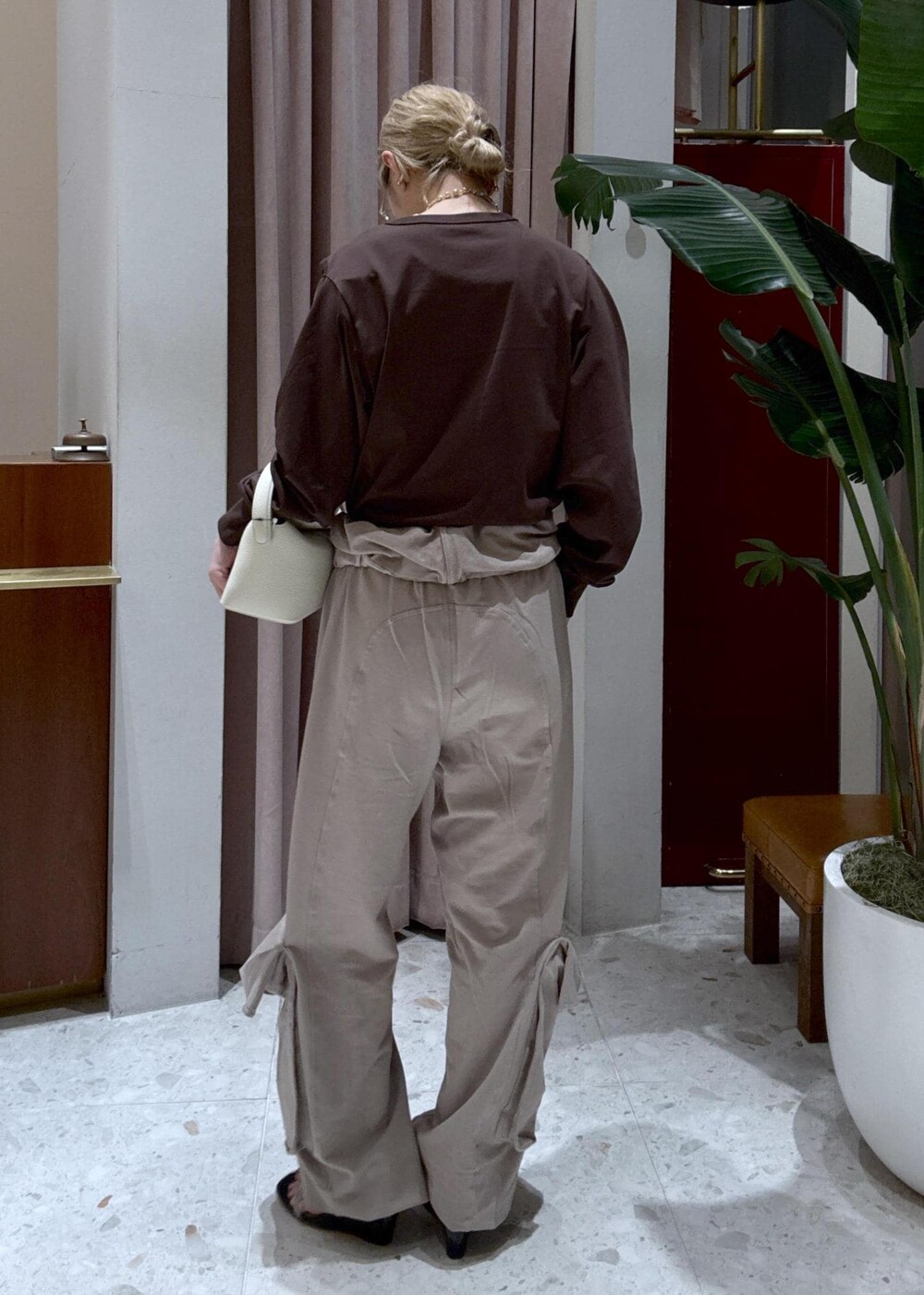 ブラウン系のTシャツ/カットソーを着用したレディースの春コーディネートの3枚目の写真