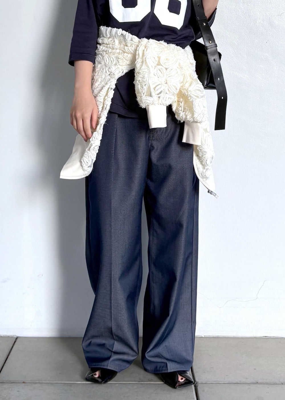 ブルー系のデニムパンツを着用したレディースの冬コーディネートの8枚目の写真