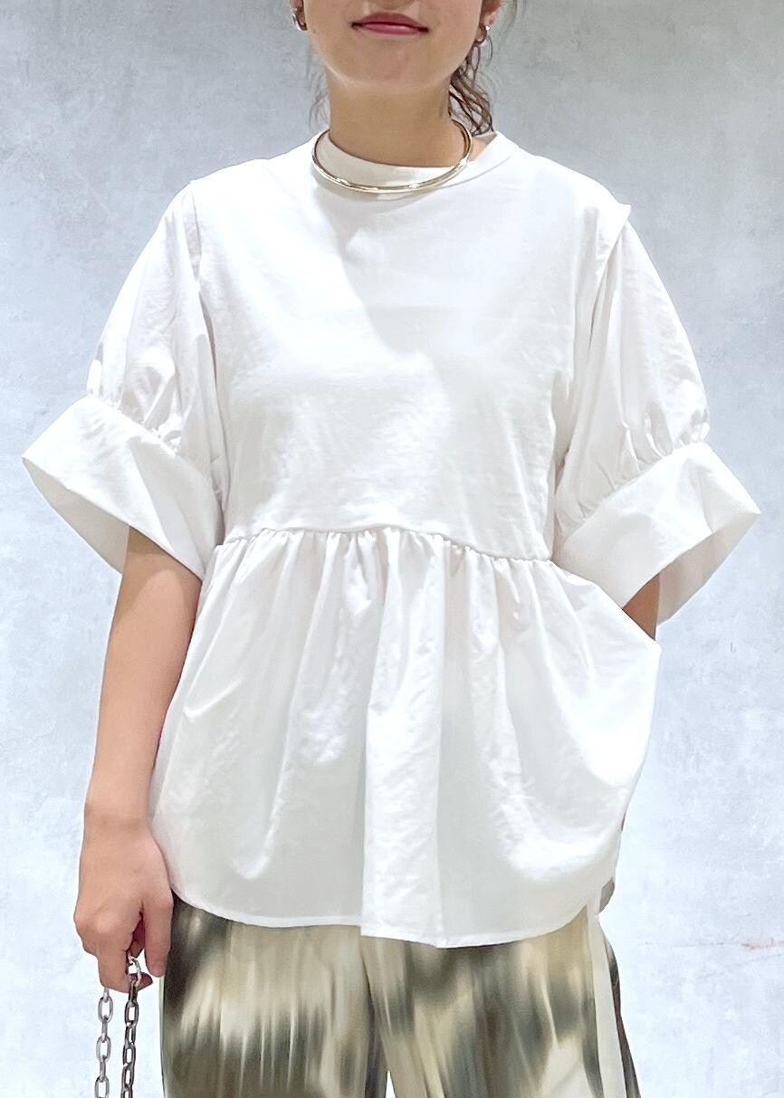 ブラック系のサンダル、ベージュ系のその他パンツ、ホワイト系のTシャツ/カットソーを着用したレディースの春コーディネートの4枚目の写真