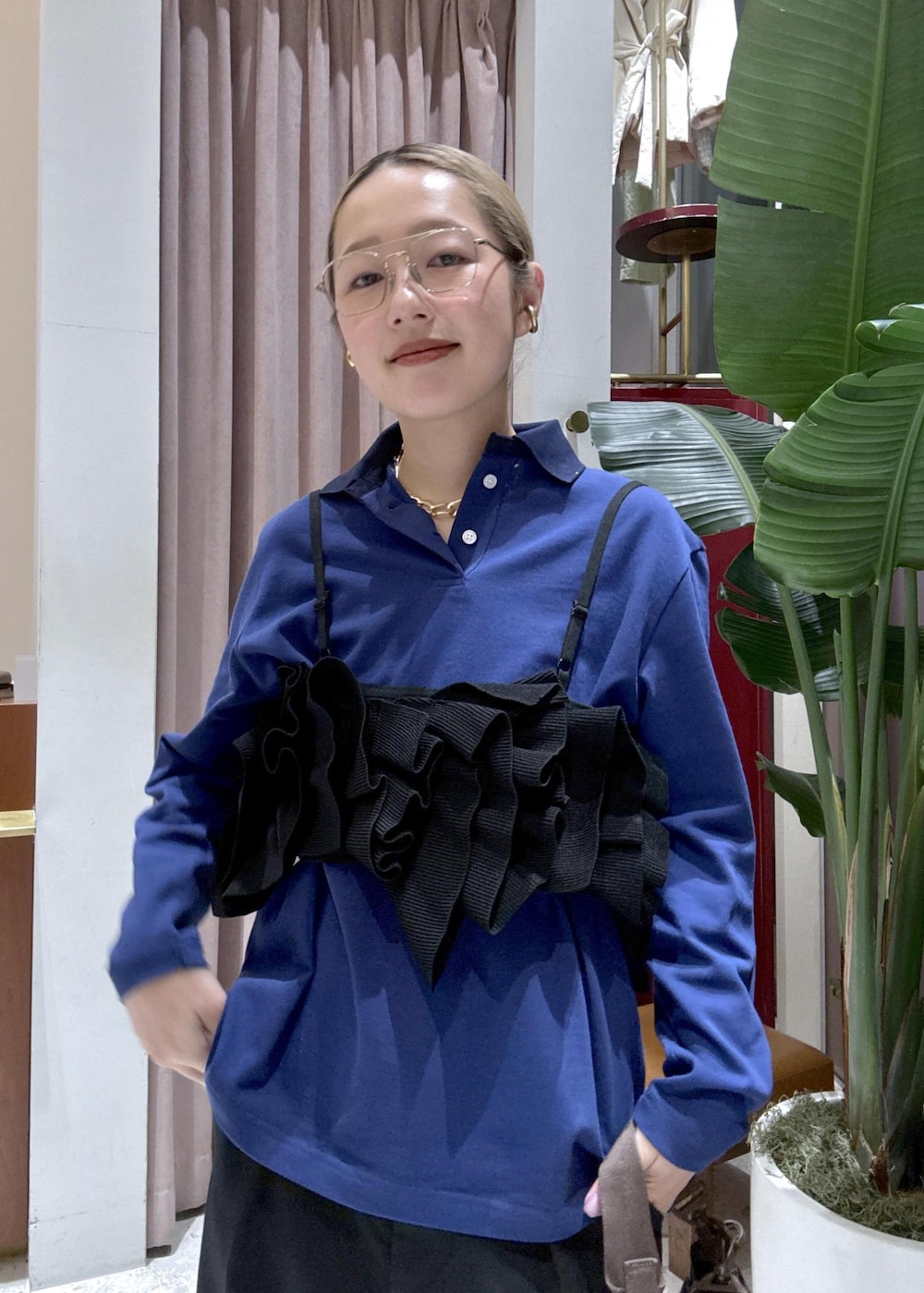 ブラウン系のショルダーバッグ、ブラック系のデニムパンツ、ブラック系のベストを着用したレディースの冬コーディネートの6枚目の写真