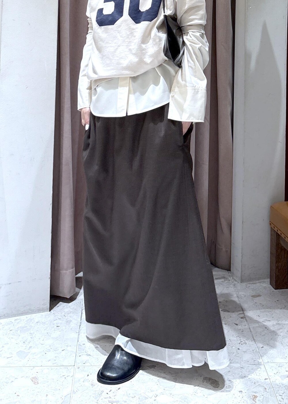 ブラック系のサンダル、ホワイト系のシャツ/ブラウス、ホワイト系のTシャツ/カットソーを着用したレディースの春コーディネートの5枚目の写真