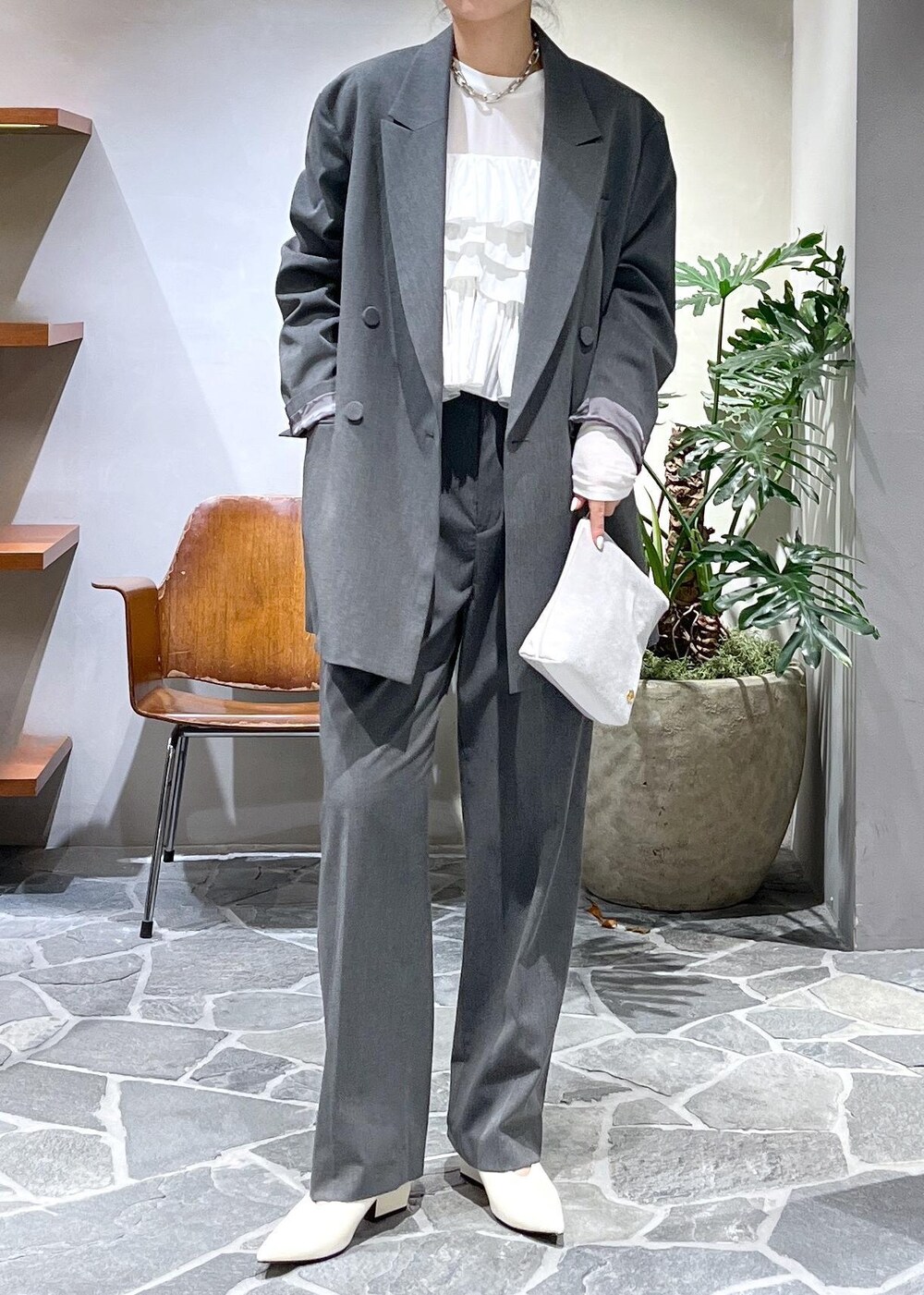 「初春コーデ、春コーデ、ADAM ET ROPÉ、ストレート、ブルべ夏、トップス、ベスト、ジャケット/アウター、テーラードジャケット、パンツ、スラックス、シューズ、パンプス、財布/小物、ポーチ」|「ADAM ET ROPE'の【サステナブル】ロゴモチーフミニポーチ(ポーチ、ベージュ系)」を使った、muta0629さん(レディース・163cm)の冬コーディネートの5枚目の写真