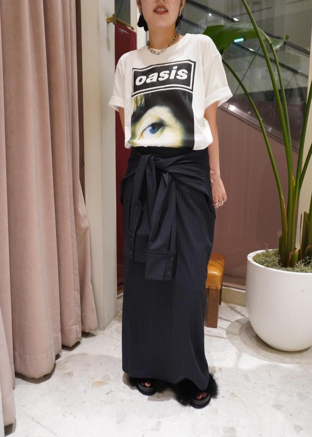 ブルー系のスカート、ブラック系のサンダル、ベージュ系のTシャツ/カットソーを着用したレディースの夏コーディネートの4枚目の写真