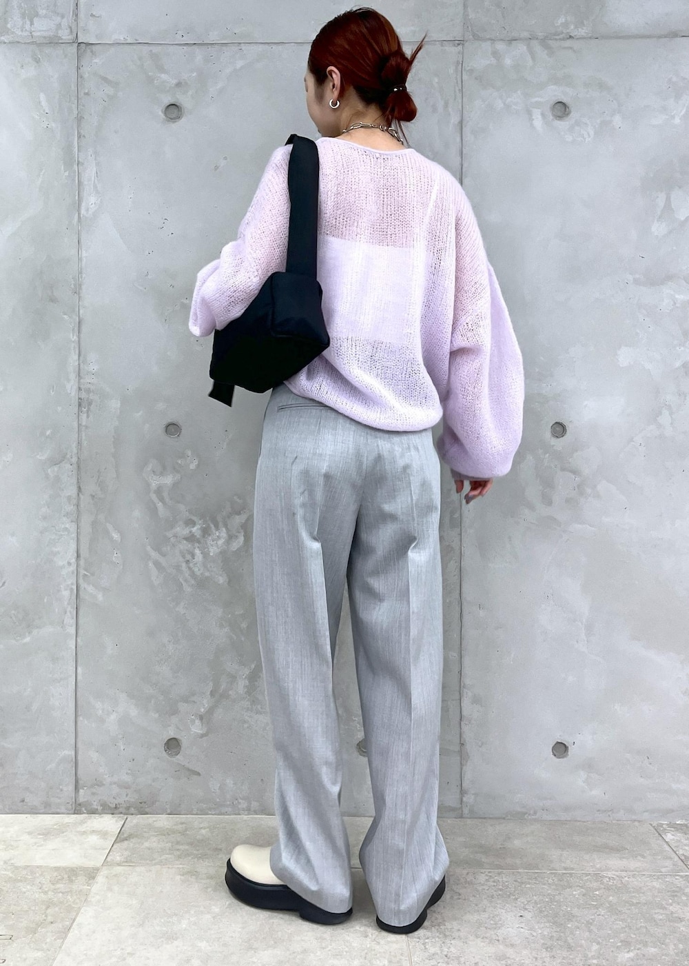 ベージュ系のサンダル、パープル系のニット/セーター、グレー系のスラックスを着用したレディースの夏コーディネートの3枚目の写真