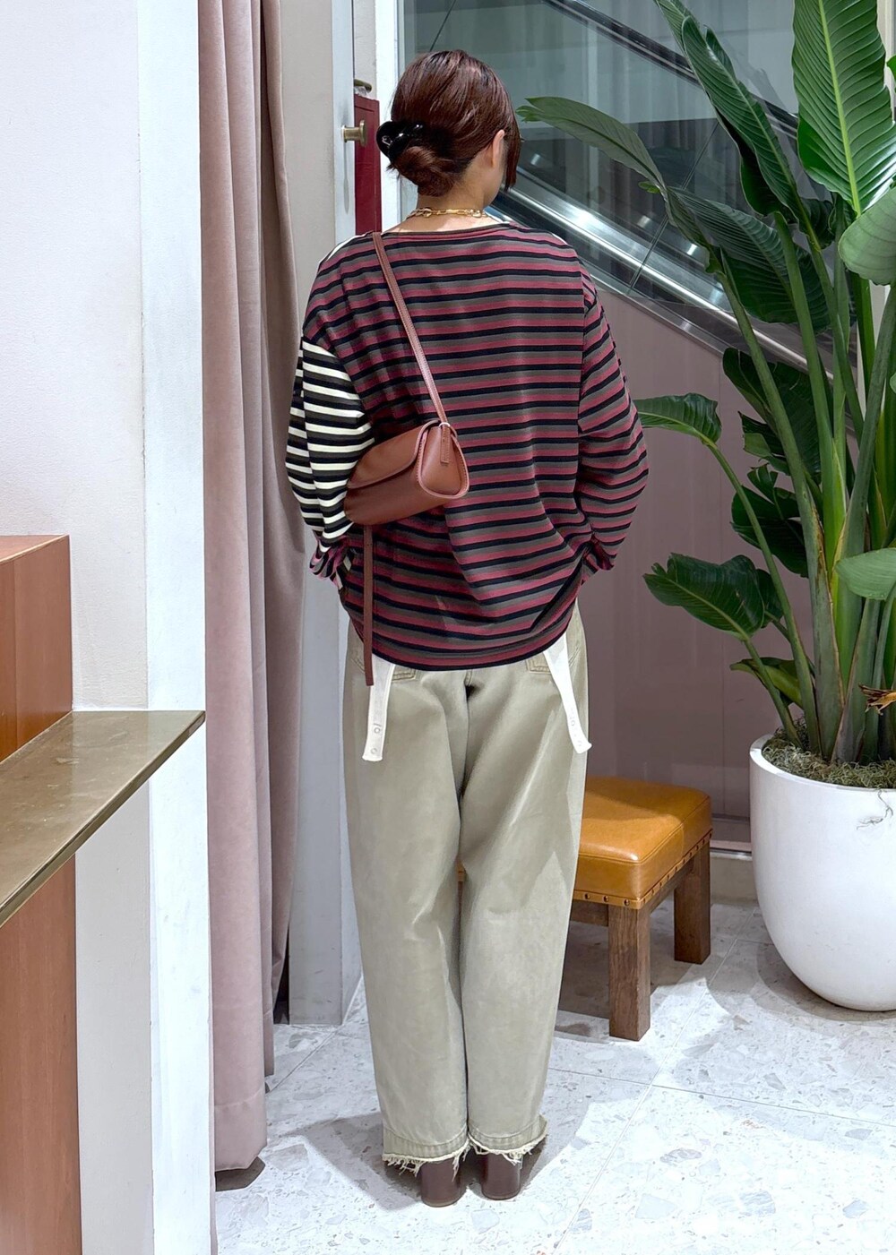 ベージュ系のデニムパンツ、グリーン系のTシャツ/カットソー、ホワイト系のTシャツ/カットソーを着用したレディースの秋コーディネートの4枚目の写真