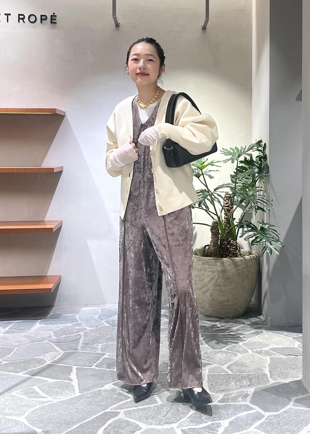 「初春コーデ、お仕事コーデ、セレモニーコーデ、授業参観日コーデ、ADAM ET ROPÉ、ストレート、ブルべ夏、トップス、カーディガン、オールインワン/サロペット、つなぎ/オールインワン、バッグ、ハンドバッグ、GAK24260、GAX24390」｜「ADAM ET ROPE'のベロアロンパース（つなぎ/オールインワン、グリーン系）」を使った、muta0629さん（レディース・163cm）の冬コーディネートの2枚目の写真